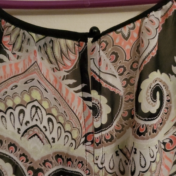 Patterned Sleeveless Top - Picture 4 of 5